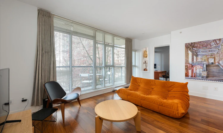 303-988 Richards Street