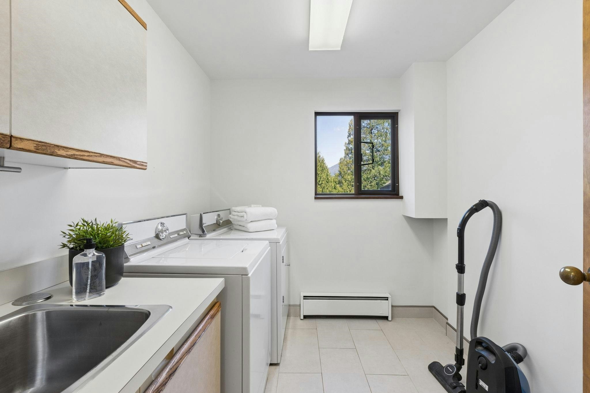 8570 Ansell Place, West Vancouver, BC, V7W 2W3 - 35