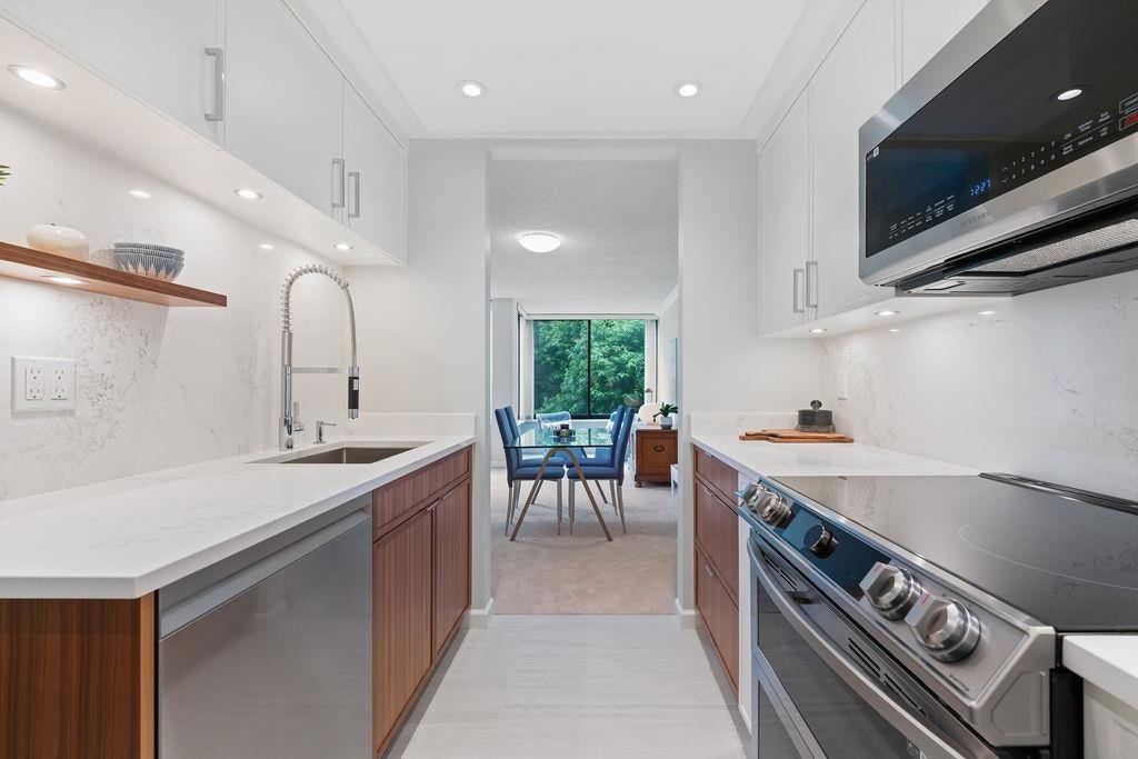 305-4101 Yew Street, Vancouver, BC, V6L 3B7 - 2
