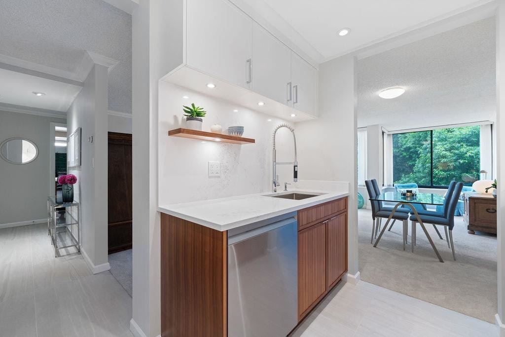 305-4101 Yew Street, Vancouver, BC, V6L 3B7 - 3
