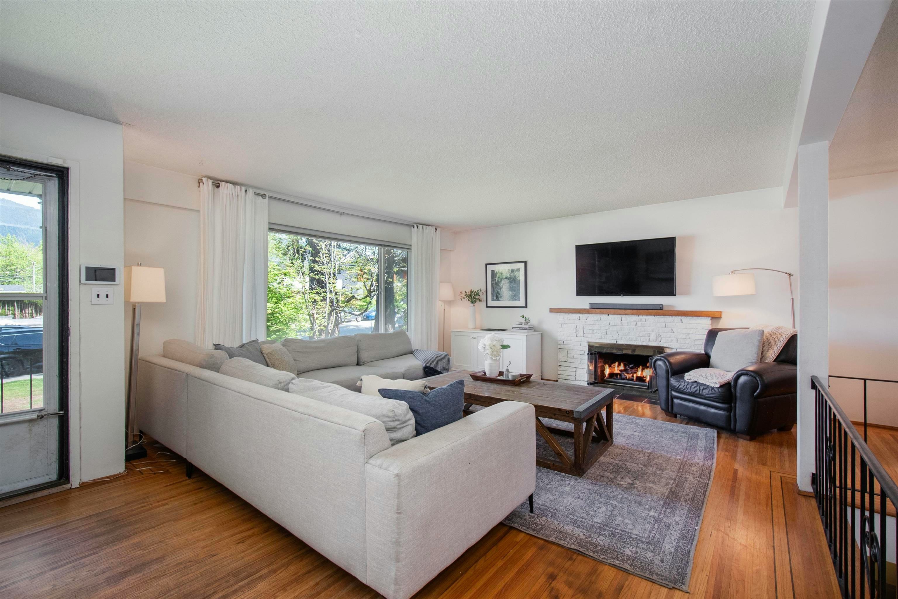 361 W 19th Street, North Vancouver, BC, V7M 1X7 - 2