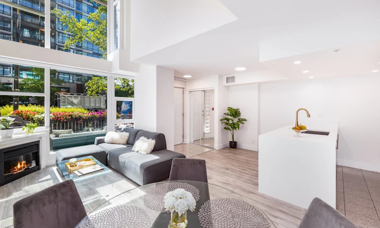 TH8-168 E Esplanade Avenue