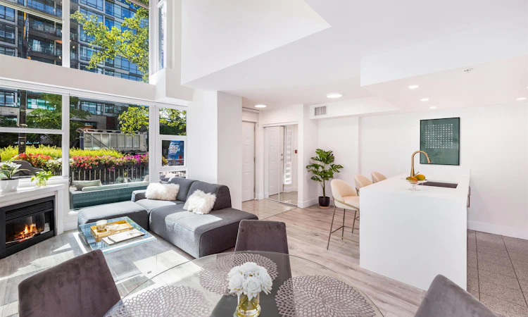 TH8-168 E Esplanade Avenue