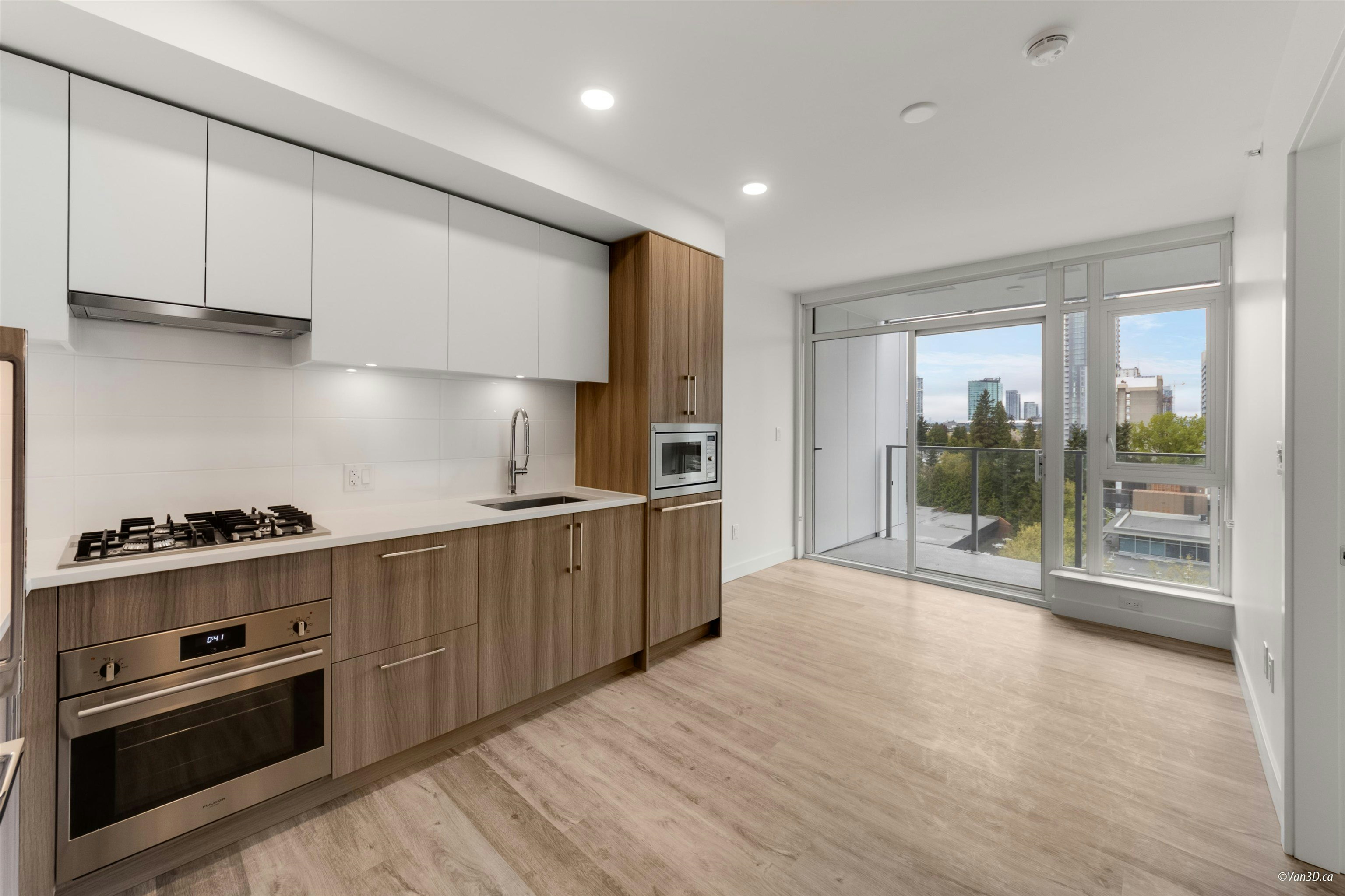 12XX-9675 King George Boulevard, Surrey, BC, V3T 2V3 - 2