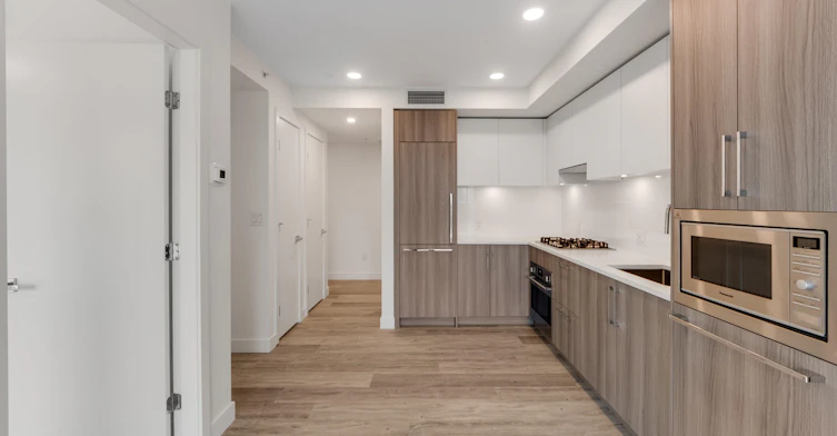12XX-9675 King George Boulevard, Surrey, BC, V3T 2V3