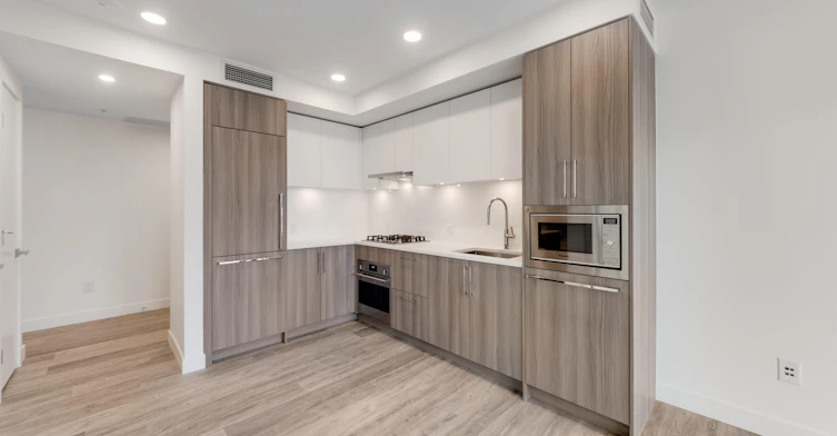 12XX-9675 King George Boulevard, Surrey, BC, V3T 2V3 - 4