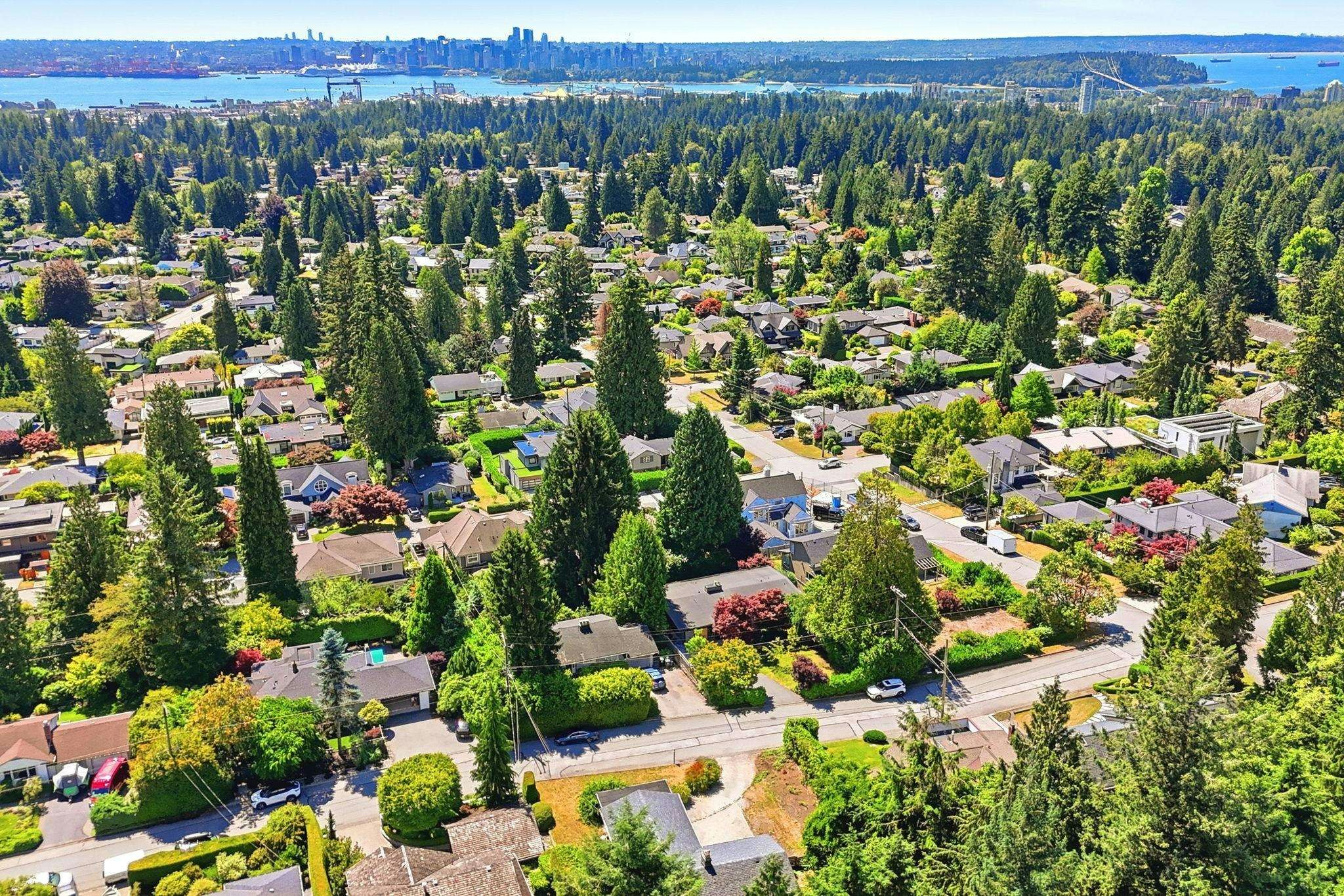 3922 Sunnycrest Drive, North Vancouver, BC, V7R 3C9 - 12