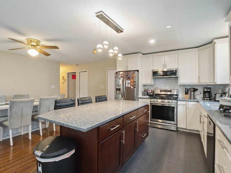 2717 Dehavilland Court, Abbotsford, BC, V2T 5L3 - 12