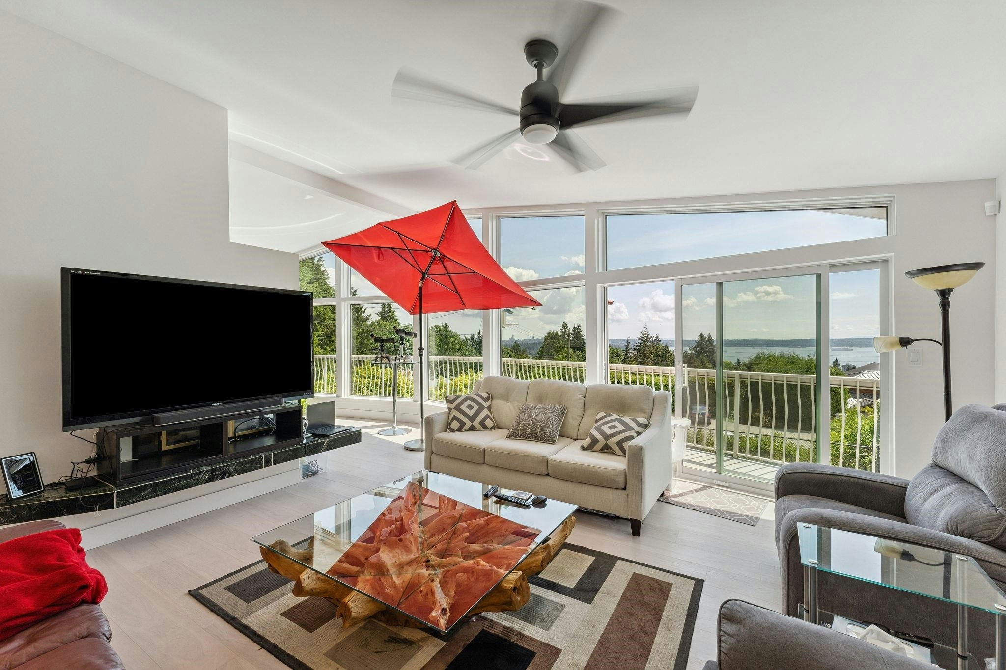 1725 Rosebery Avenue, West Vancouver, BC, V7V 2Z5