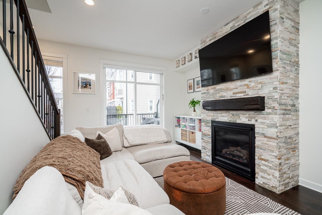 44-8068 207 Street - 3