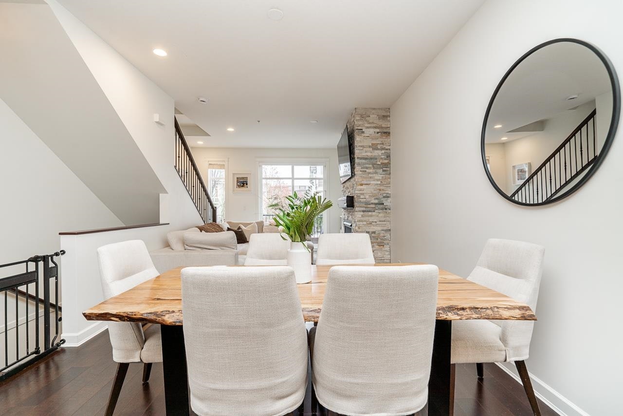 44-8068 207 Street - 5