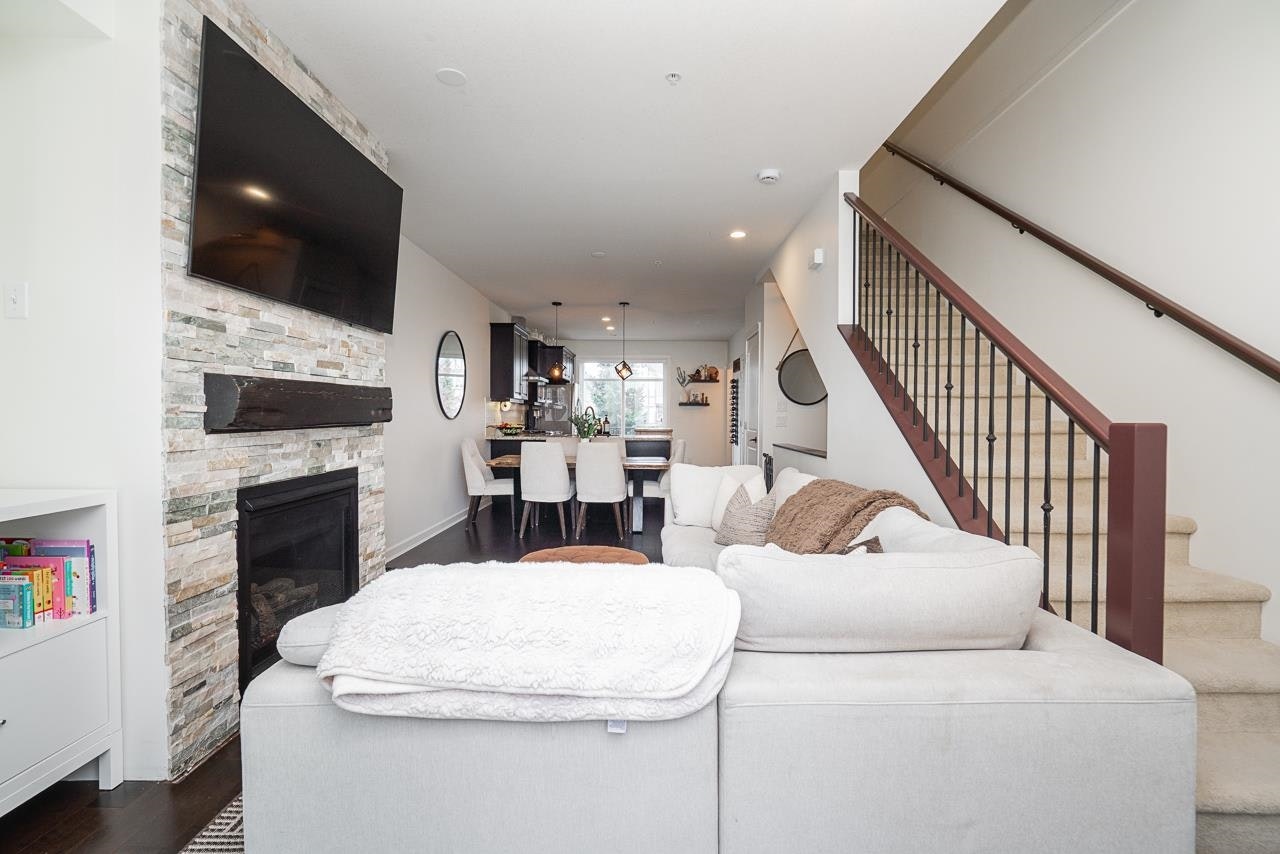 44-8068 207 Street - 2