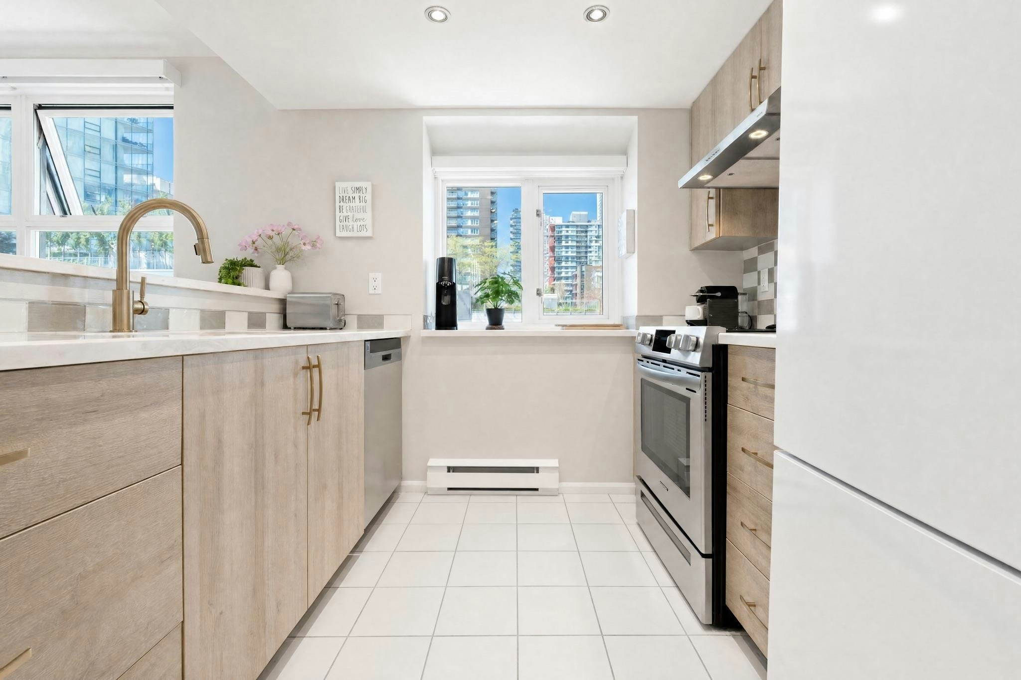 B901-1331 Homer Street, Vancouver, BC, V6B 5M5 - 11
