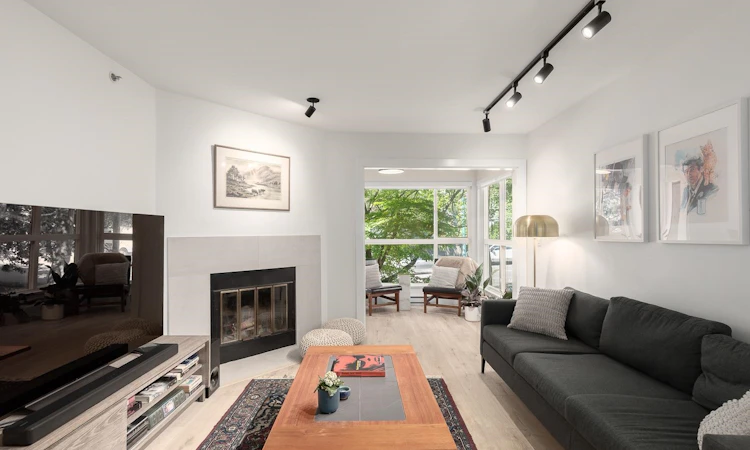 203-2272 Dundas Street
