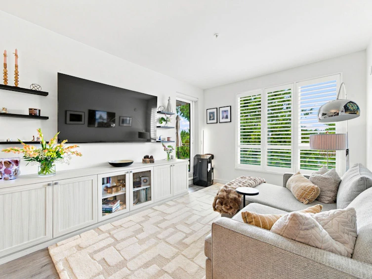 401-1327 Draycott Road, North Vancouver, BC, V7J 1W1 - 2