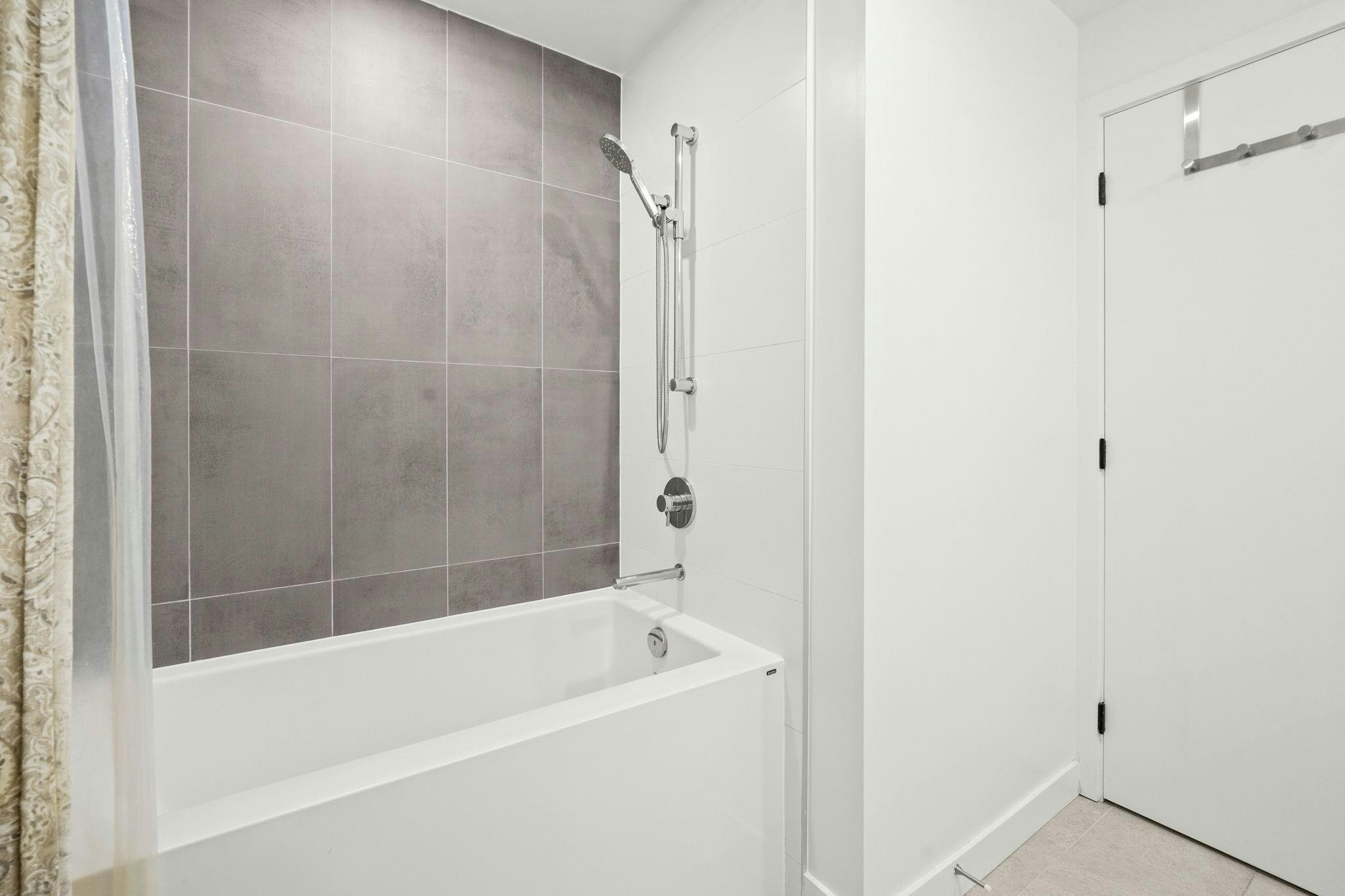 107-650 E 2nd Street, North Vancouver, BC, V7L 1E3 - 18