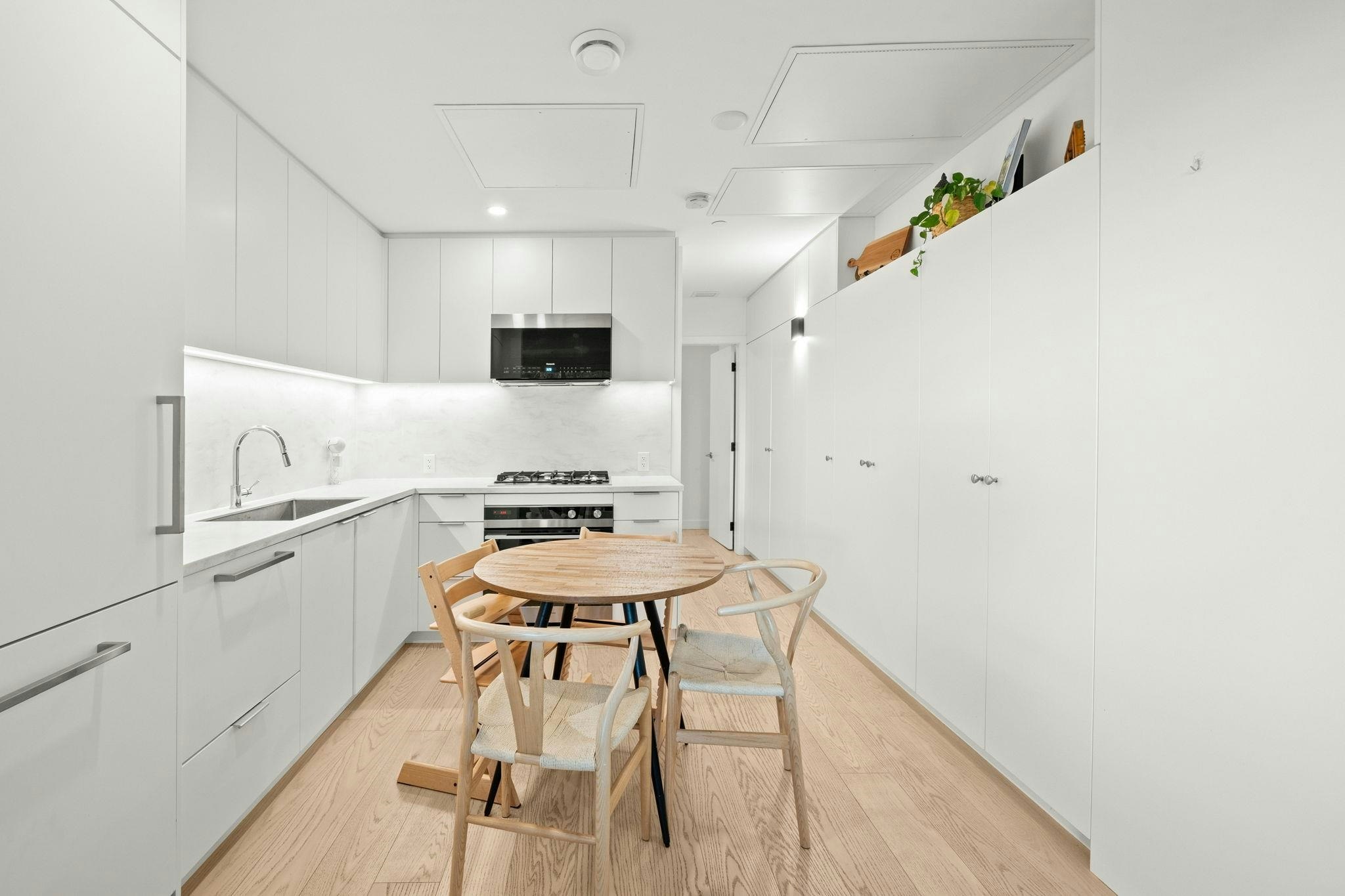 107-650 E 2nd Street, North Vancouver, BC, V7L 1E3 - 11