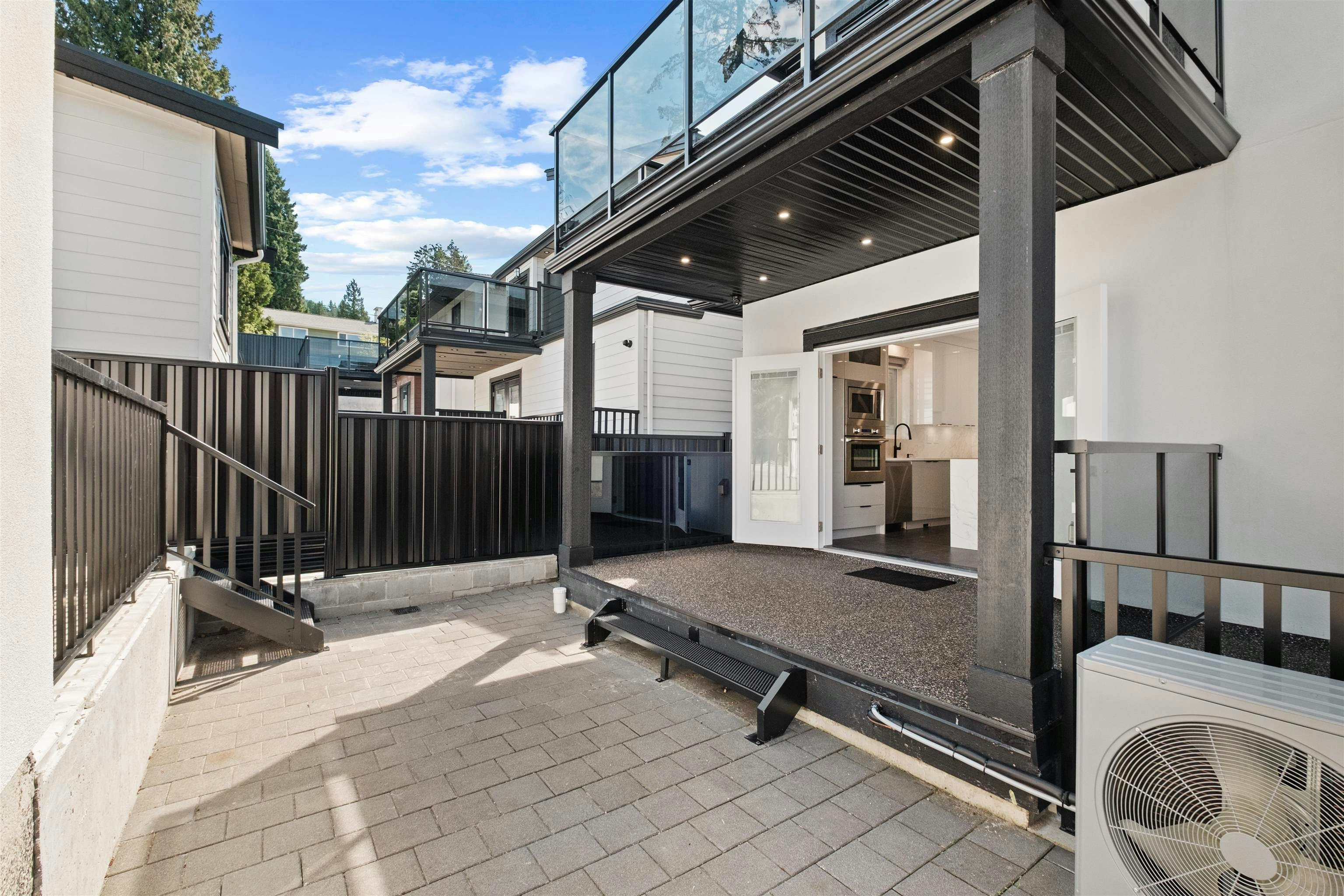 812 Montroyal Boulevard, North Vancouver, BC, V7R 2G6 - 10