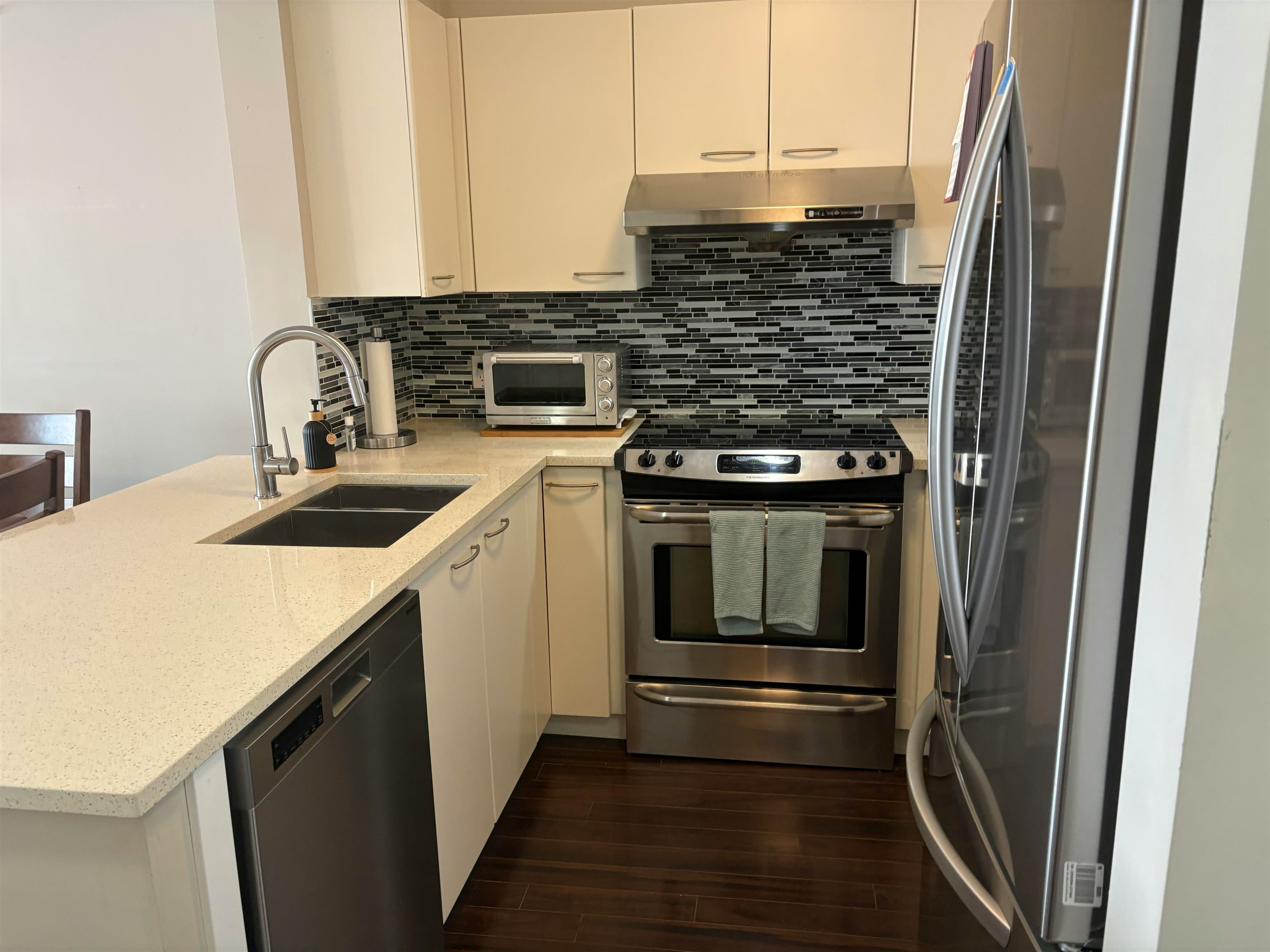 707-1575 W 10th Avenue, Vancouver, BC, V6J 5L1 - 2