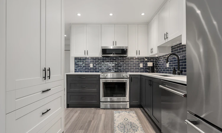 203-825 W 15th Avenue