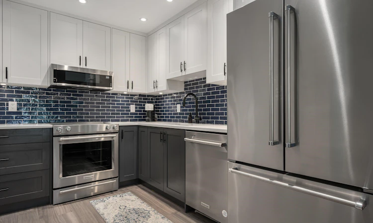 203-825 W 15th Avenue
