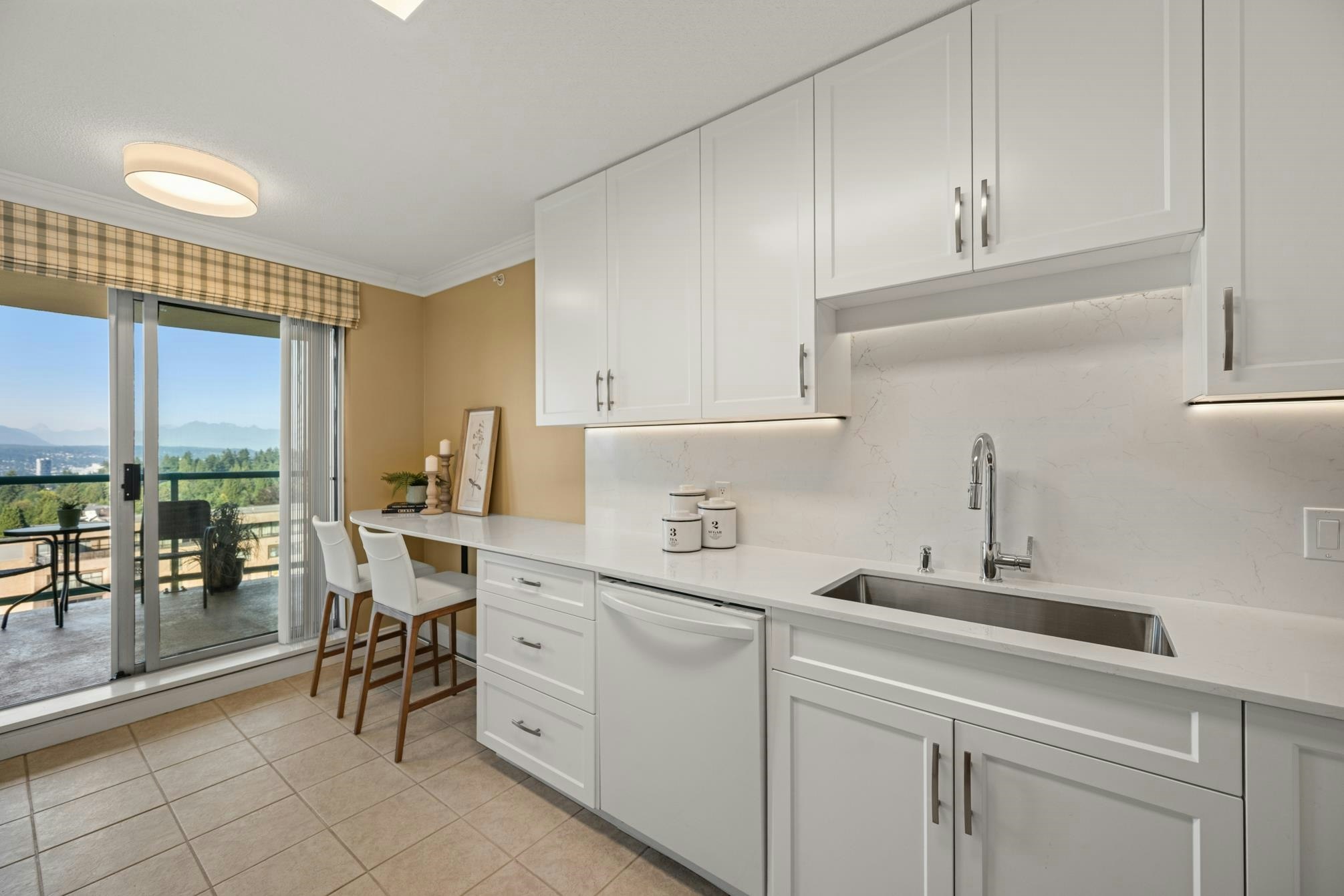 1704-612 Sixth Street, New Westminster, BC, V3L 5V2 - 3