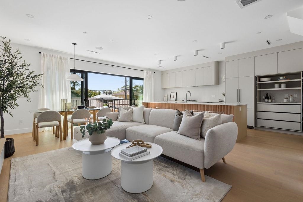 3-2124 E 8 Avenue - 2