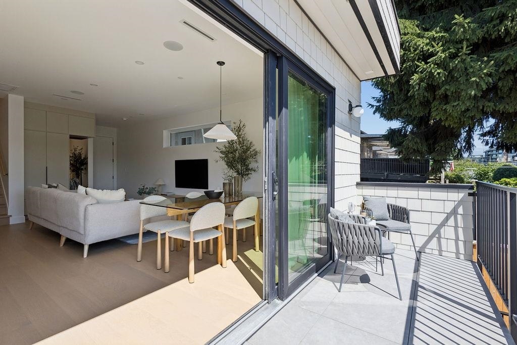3-2124 E 8 Avenue - 3