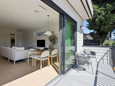 3-2124 E 8 Avenue - 3