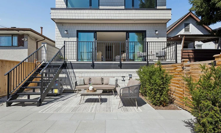 3-2124 E 8 Avenue