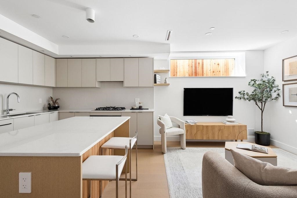 2-2124 E 8 Avenue - 3