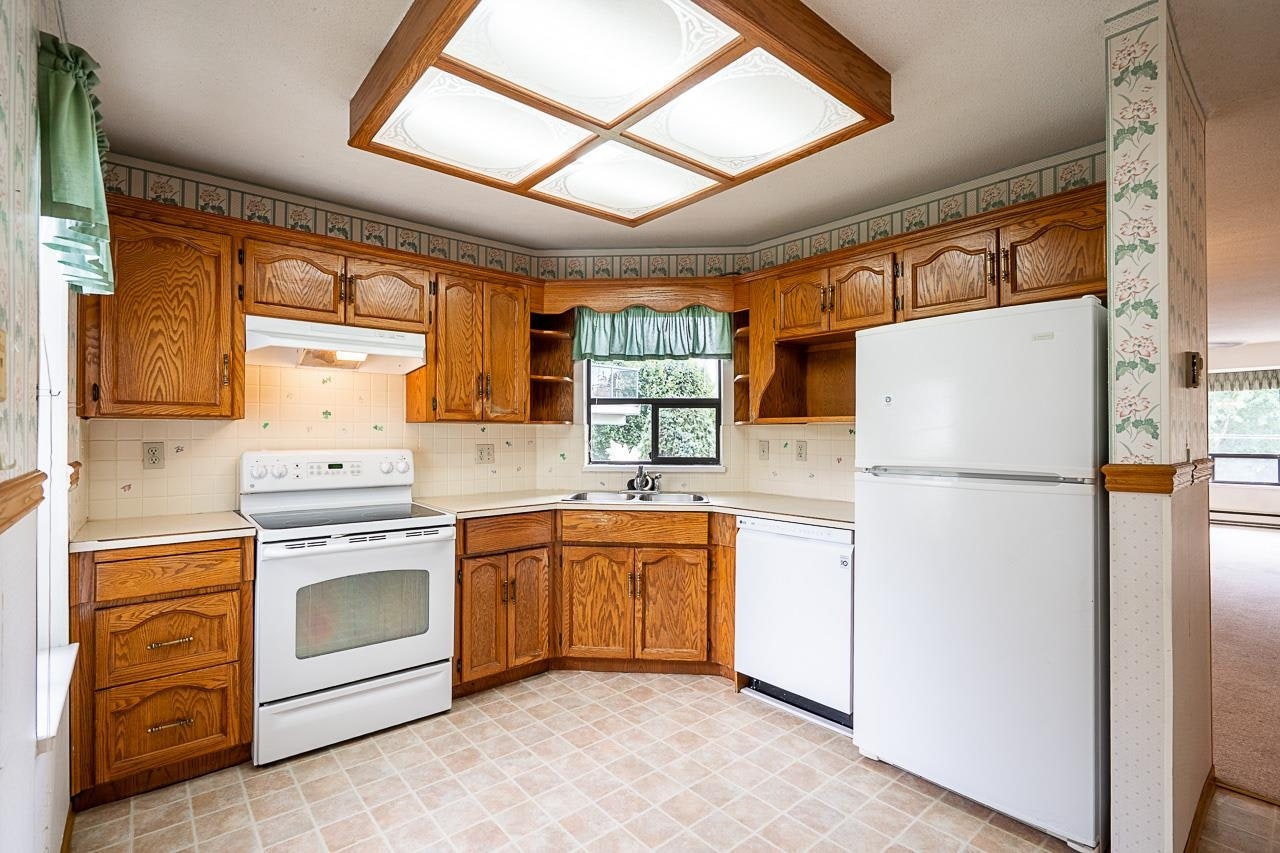 201-14957 Thrift Avenue, Surrey, BC, V4B 2K1