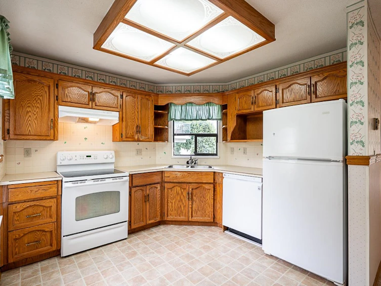 201-14957 Thrift Avenue, Surrey, BC, V4B 2K1