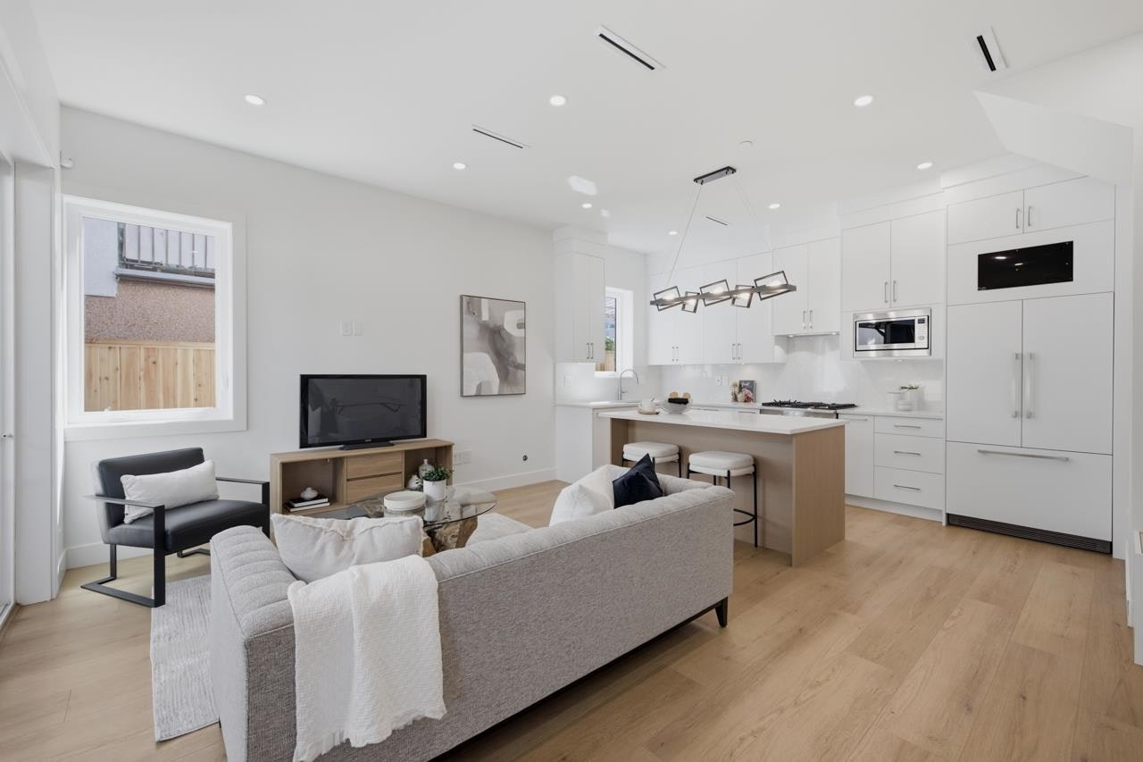 3016 E 19th Avenue - 4