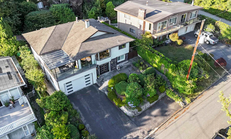 212 W Balmoral Road