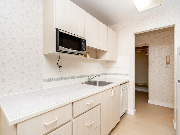 208-15020 North Bluff Road, Surrey, BC, V4B 5A4 - 13