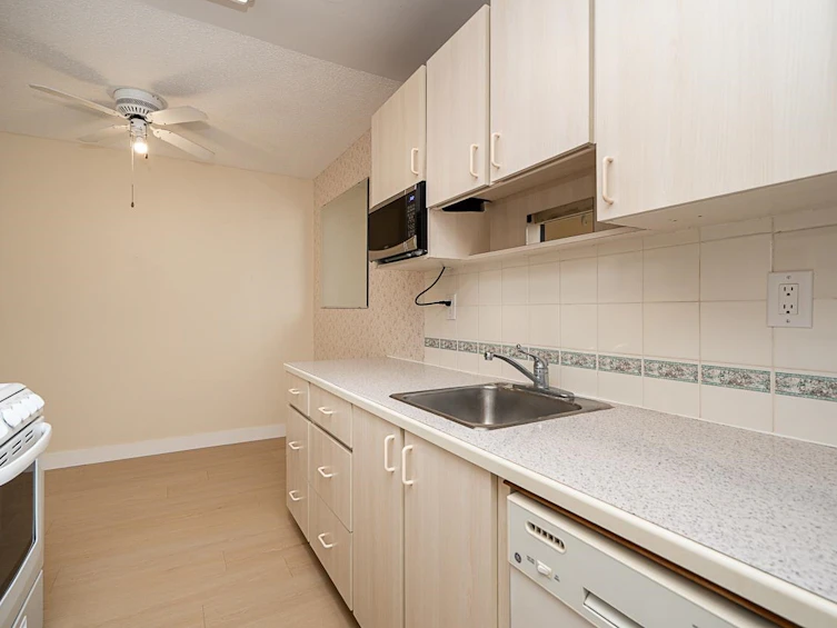 208-15020 North Bluff Road, Surrey, BC, V4B 5A4 - 16