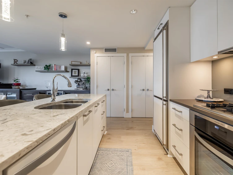 204-15152 Russell Avenue, Surrey, BC, V4B 0A3 - 15