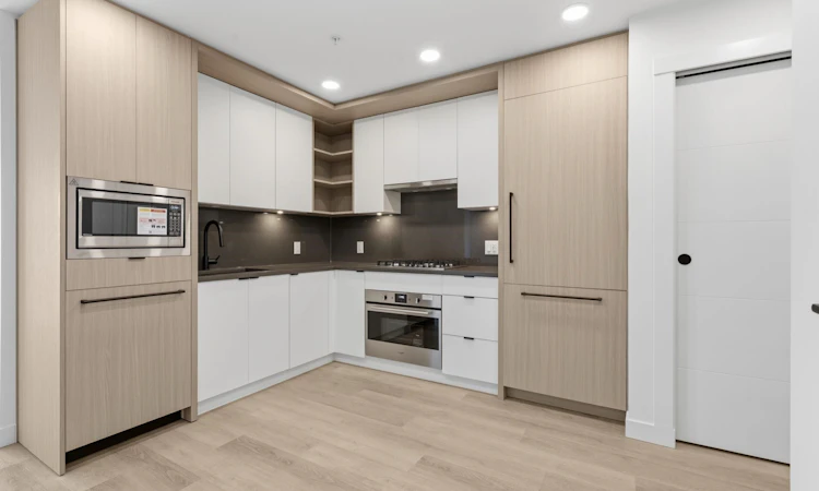 403-2268 E Broadway