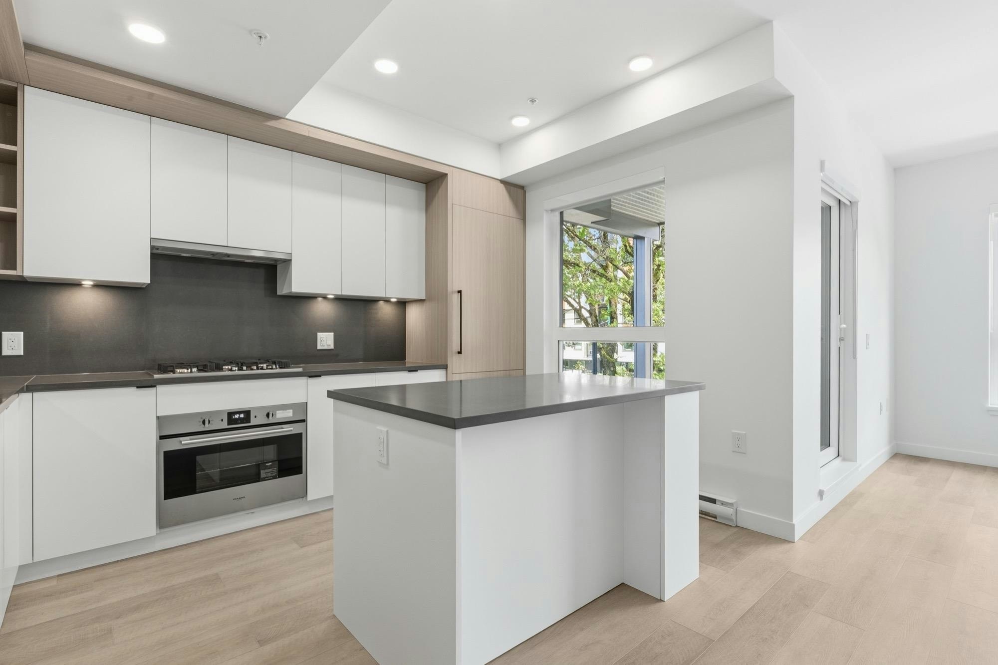 203-2268 E Broadway, Vancouver, BC, V5N 0L2