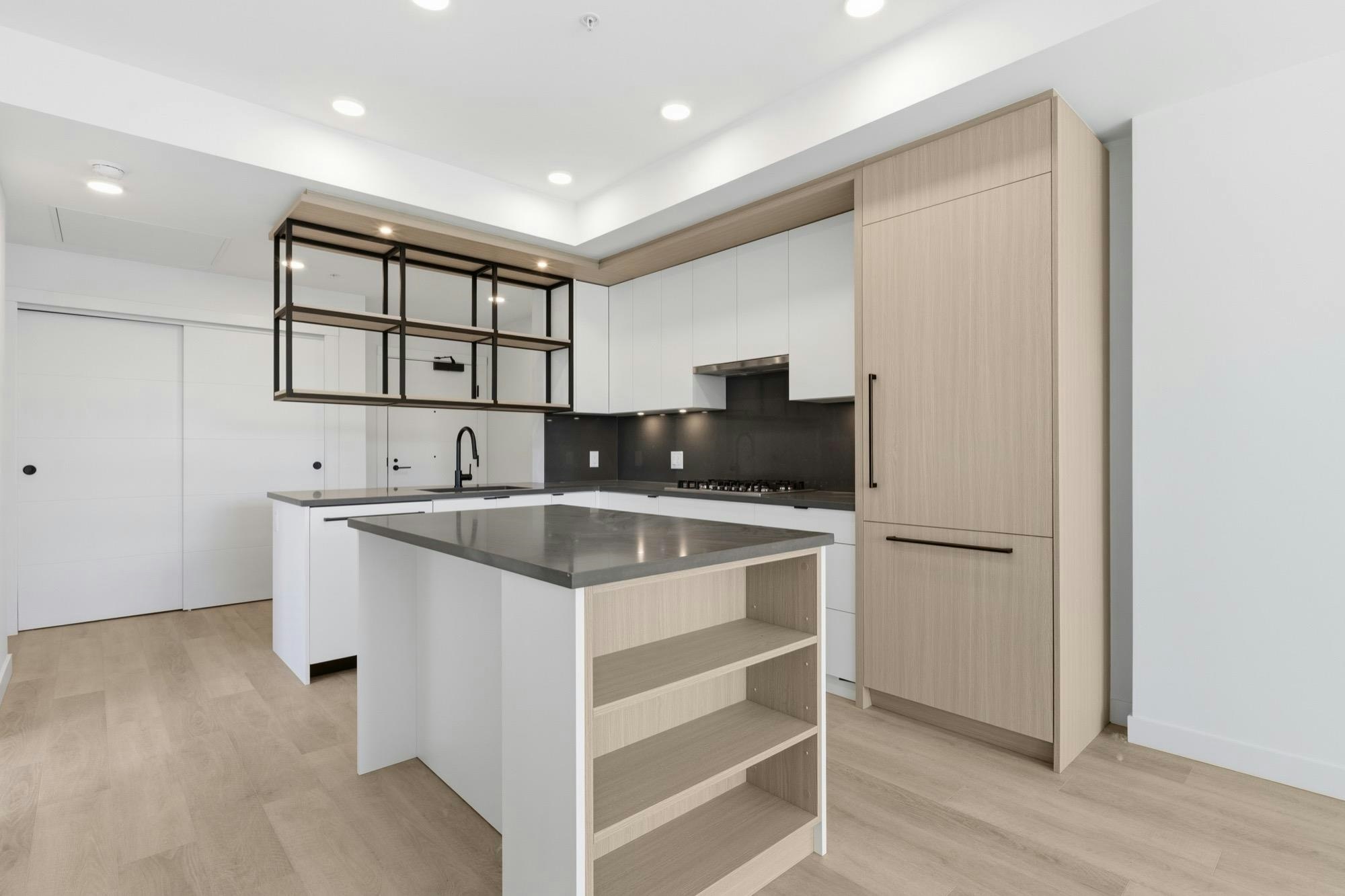 302-2268 E Broadway, Vancouver, BC, V5N 0L2
