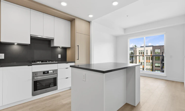 504-2268 E Broadway