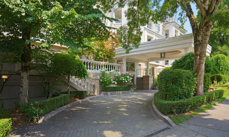 229-5735 Hampton Place