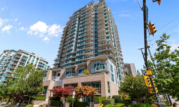 302-188 E Esplanade