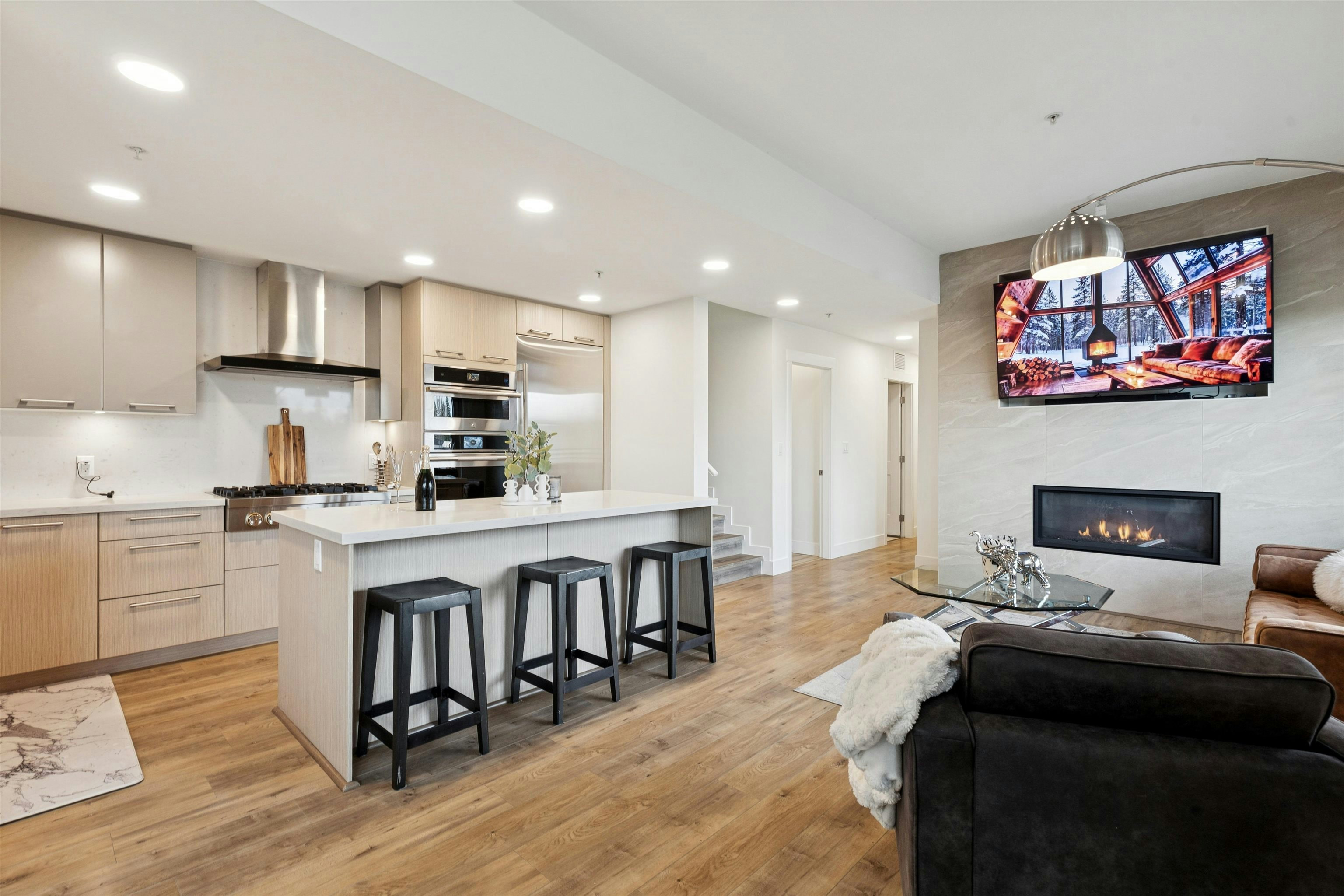 501-14022 North Bluff Road, Surrey, BC, V4B 3C3