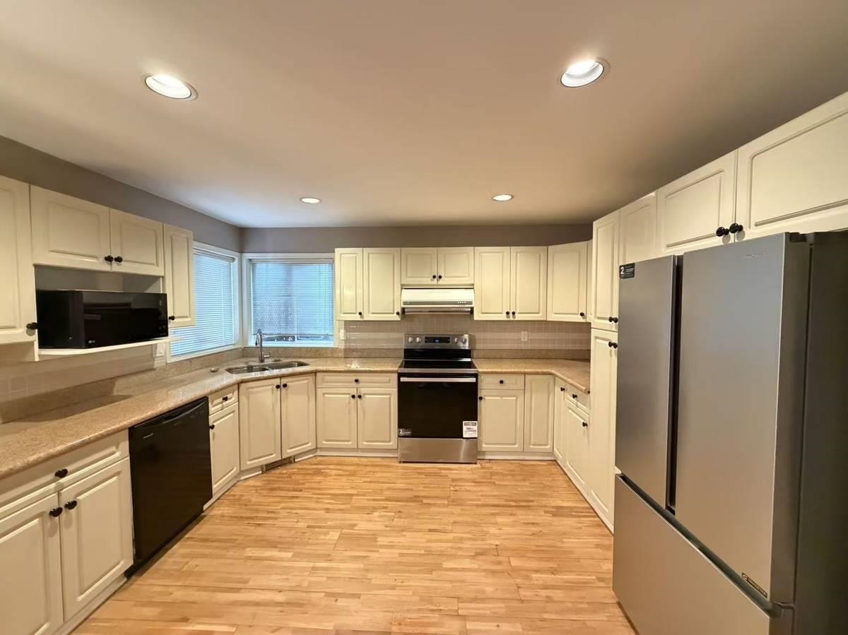 10177 107a St, Surrey, BC, V4N 4N6