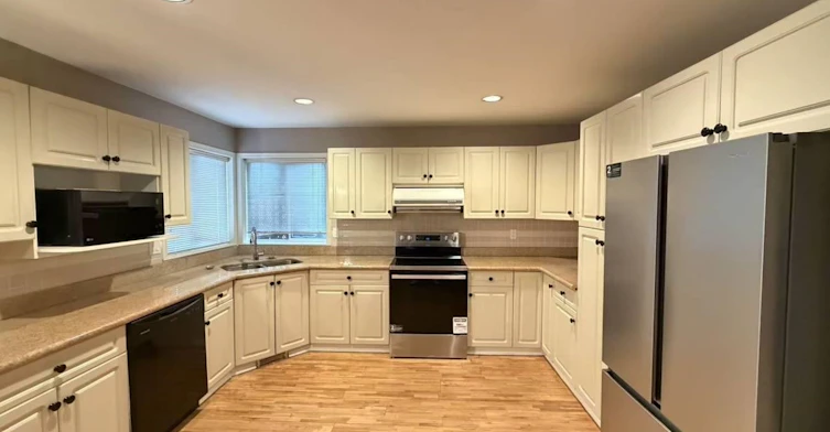 10177 107a St, Surrey, BC, V4N 4N6