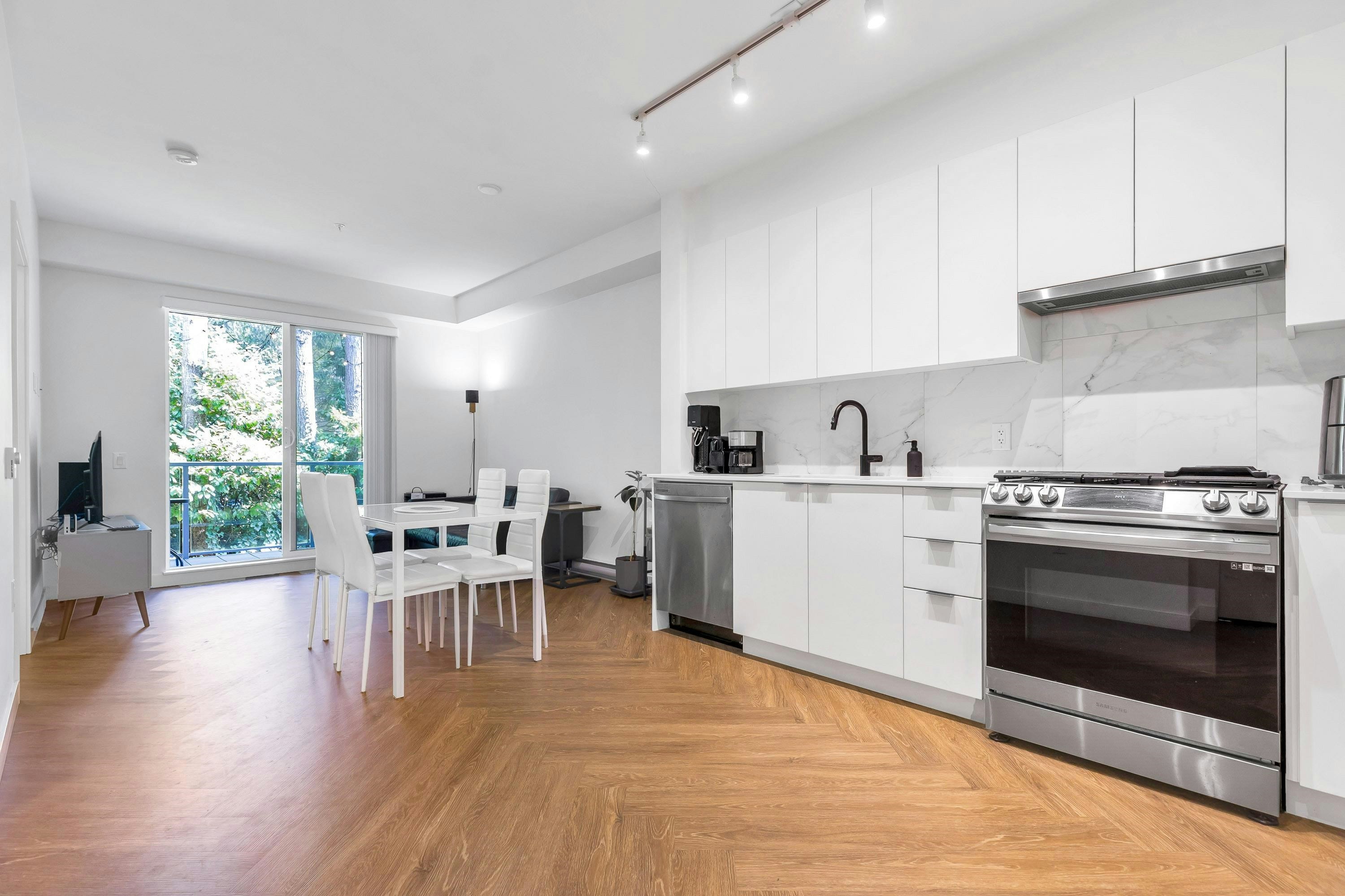 419-3229 St. Johns Street - 5