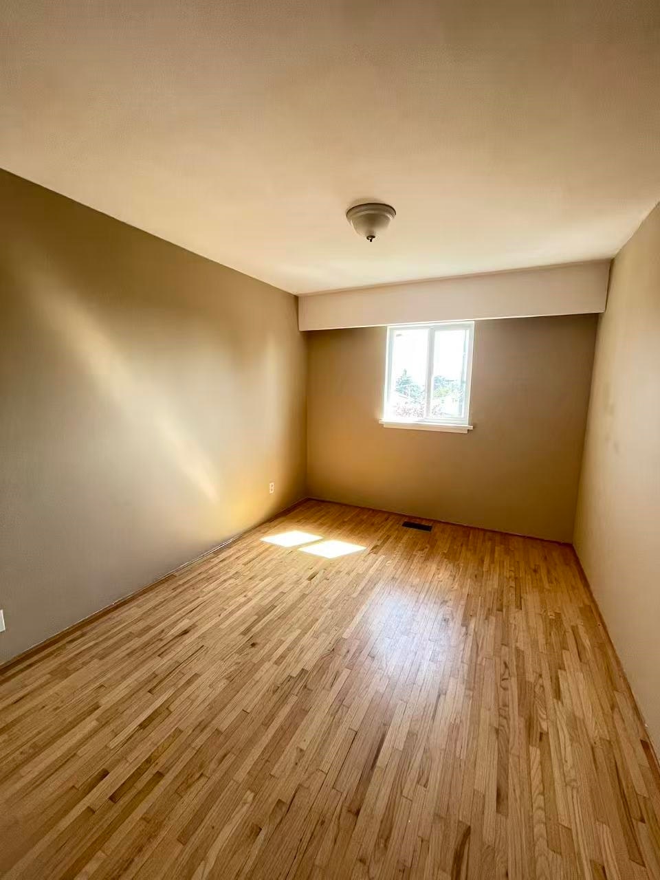 100 Sea Avenue, Burnaby, BC, V5B 3W6 - 3