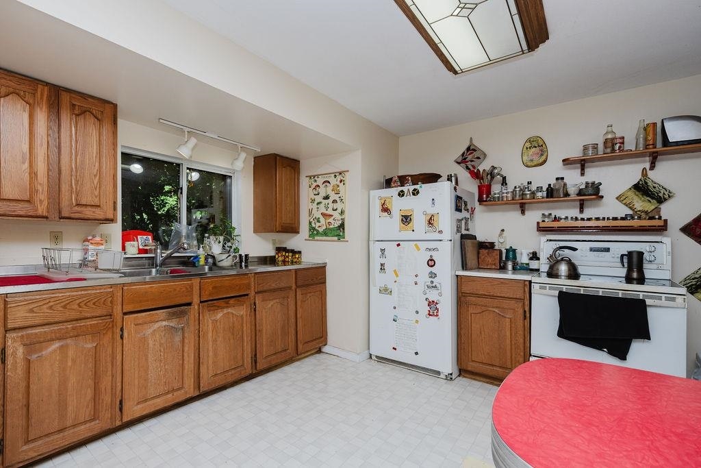 2867 Lower Road, Roberts Creek, BC, V0N 2W6 - 33